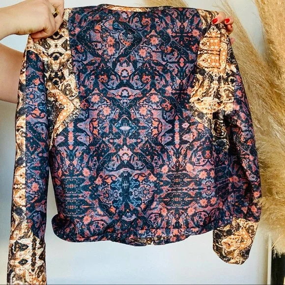 H&M Quilted Printed Blue Gold Tan Zipper Pocket Cropped Moto Bomber Jacket 8 - Picture 5 of 9